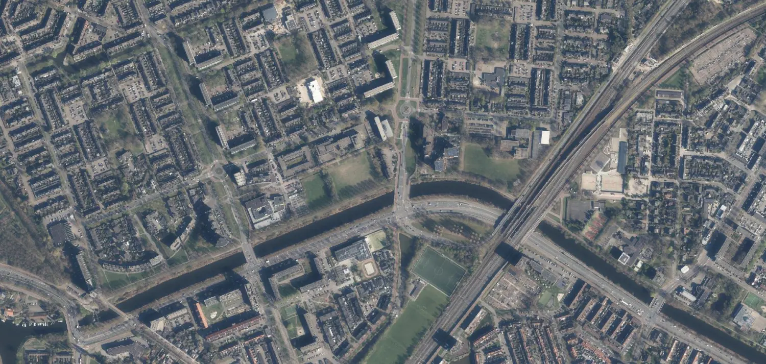 Luchtfoto van Amersfoort, de binnenstad met de Eem, werkgebied van Brouwers Elektrotechniek