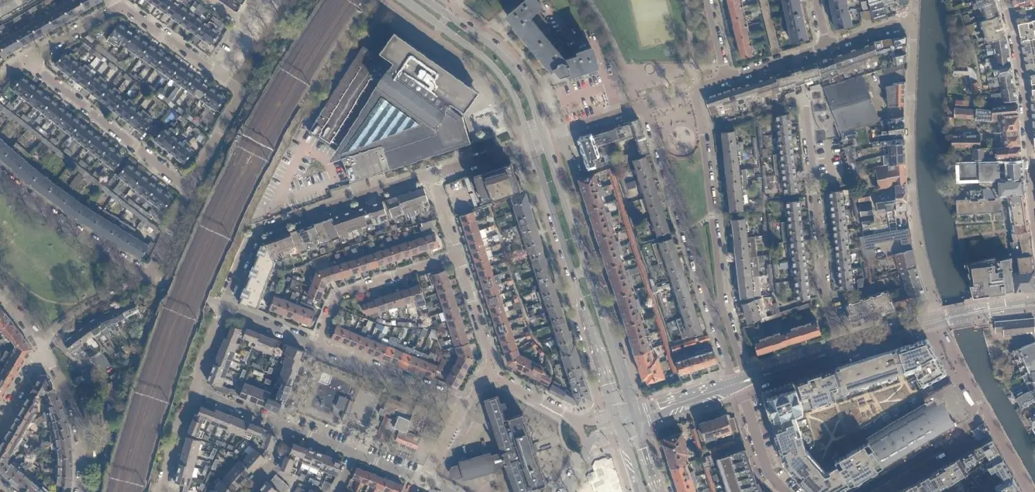 Luchtfoto van Pijlsweerd, de buurt tussen de Vecht en het spoor, werkgebied van Brouwers Elektrotechniek