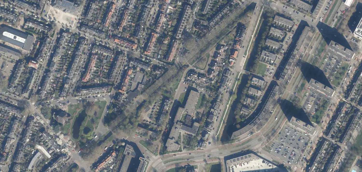 Luchtfoto van Voordorp, de wijk tussen de spoorlijn en de Voorveldsepolder, werkgebied van Brouwers Elektrotechniek
