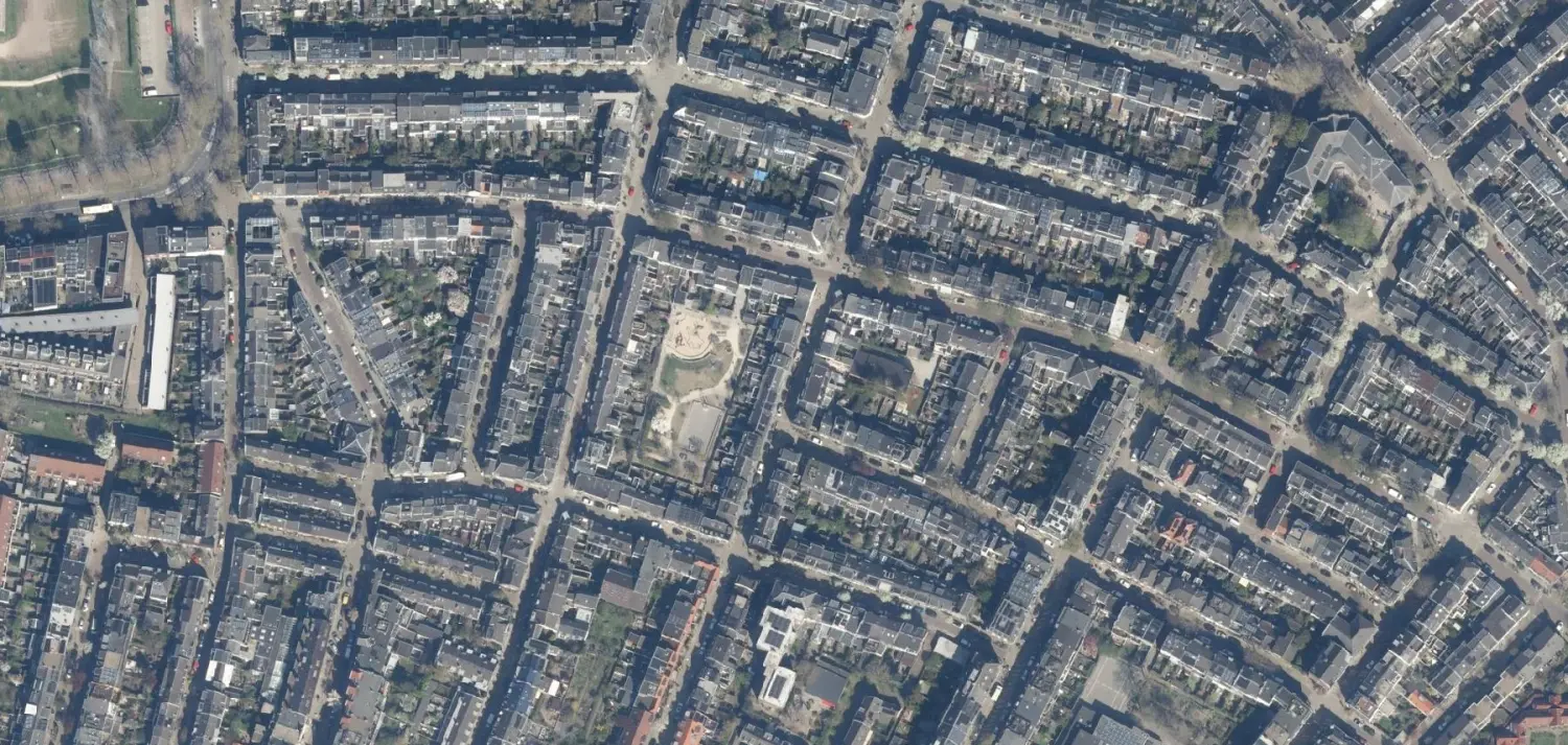 Luchtfoto van Wittevrouwen, de dichte gesloten bouwblokken, werkgebied van Brouwers Elektrotechniek